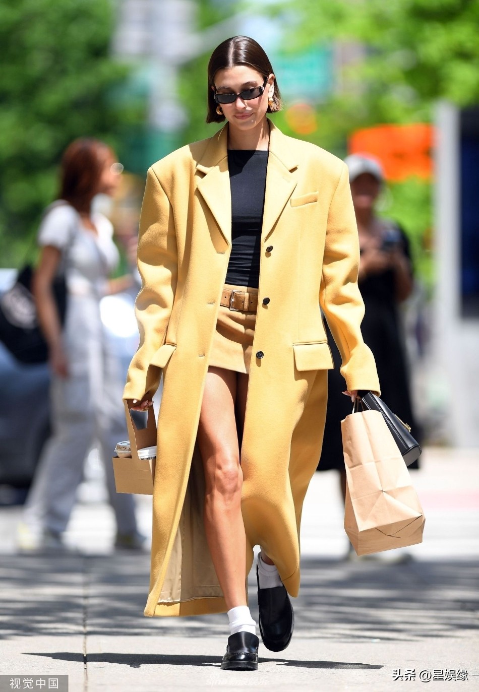 Hailey Bieber wore a yellow trench coat and appeared on the street with ...