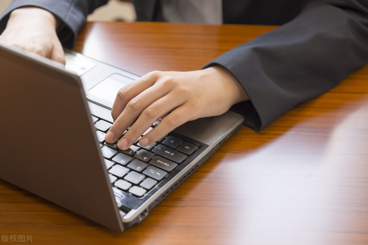 Is there any video editing app that can reverse video? iNEWS