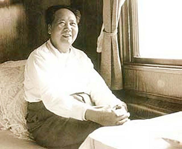 Zhang Yufeng took a group photo with the descendants of the Mao family ...
