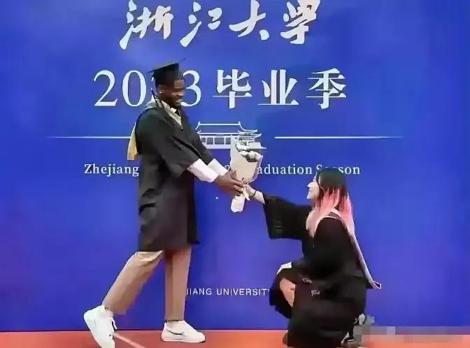 A girl from Zhejiang University proposes to a black man at her graduation ceremony. Kneeling, the dignity of the Chinese people is swept away