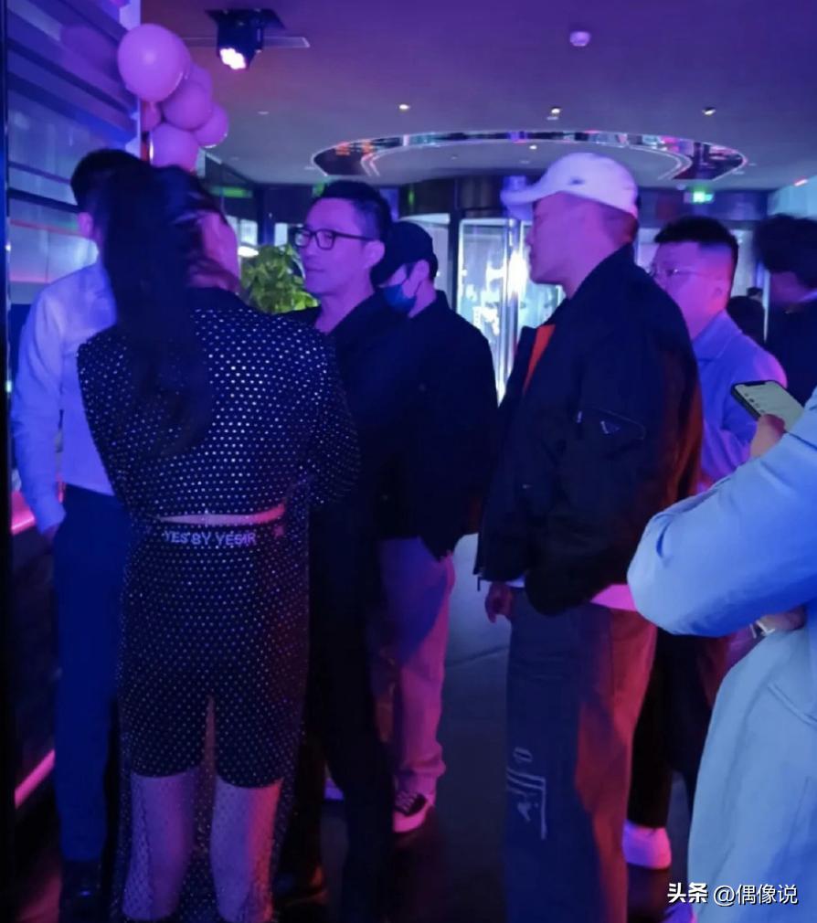 Wang Xiaofei Guo Qilin buys a superstar bar party, wears a hat without ...