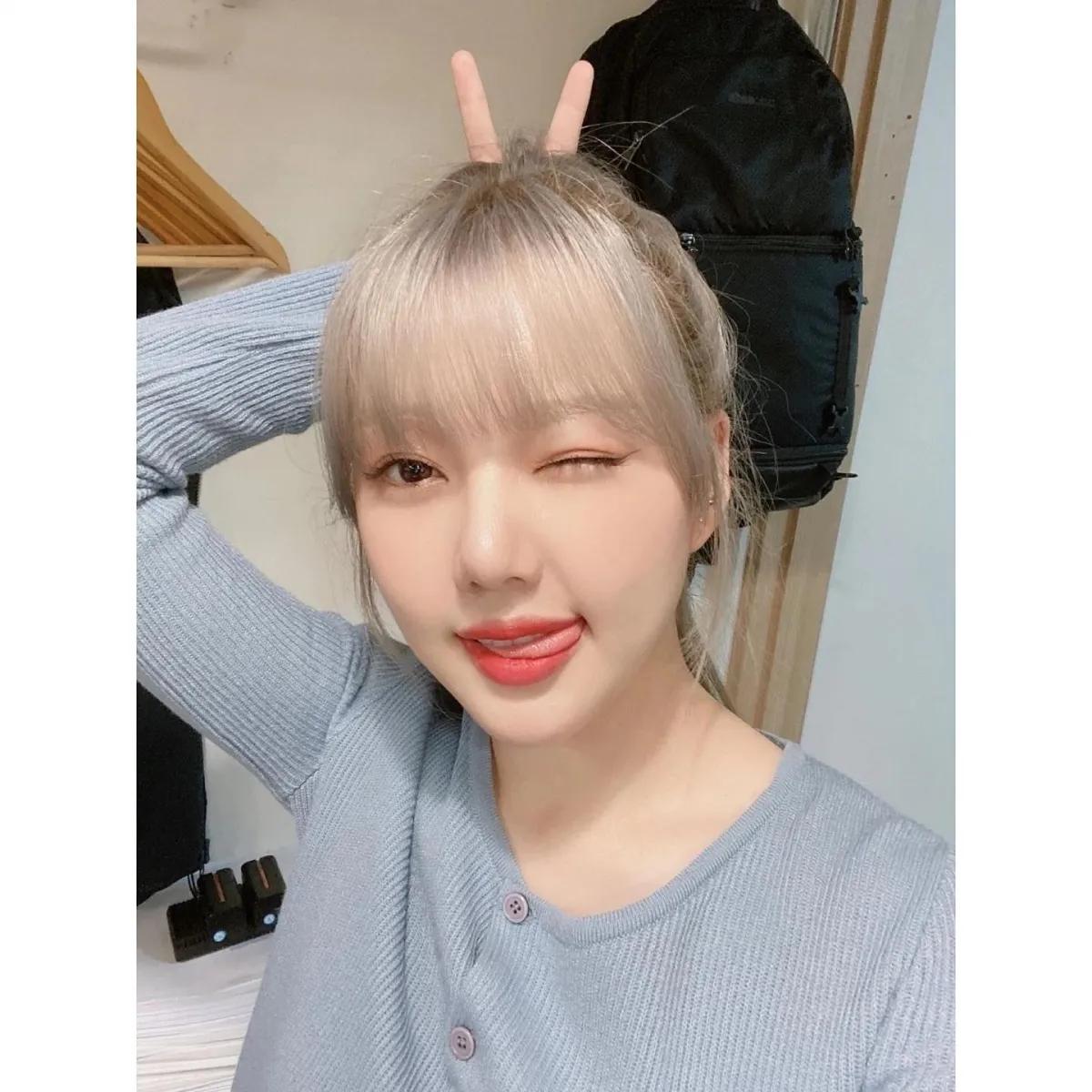 Inverted V is out of date!South Korea's latest photo gesture