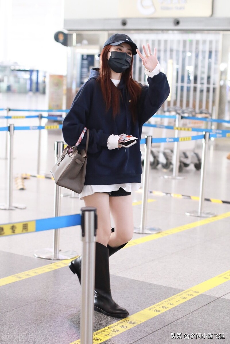Xu Lu's latest airport Reuters photo exposure, wearing black boots ...
