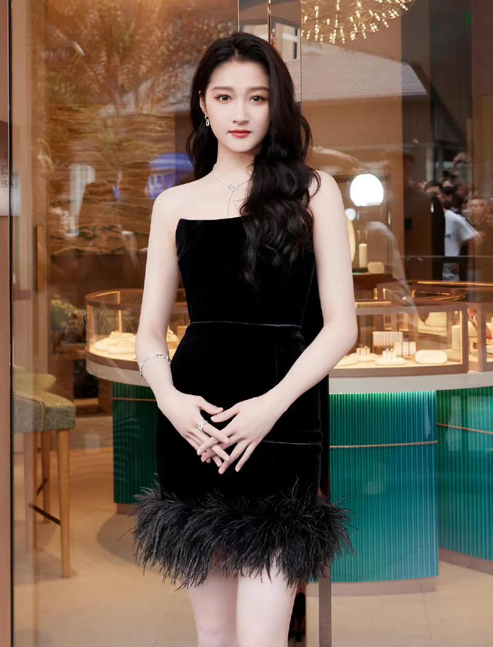 Guan Xiaotong is pretty and looks good in anything - iMedia