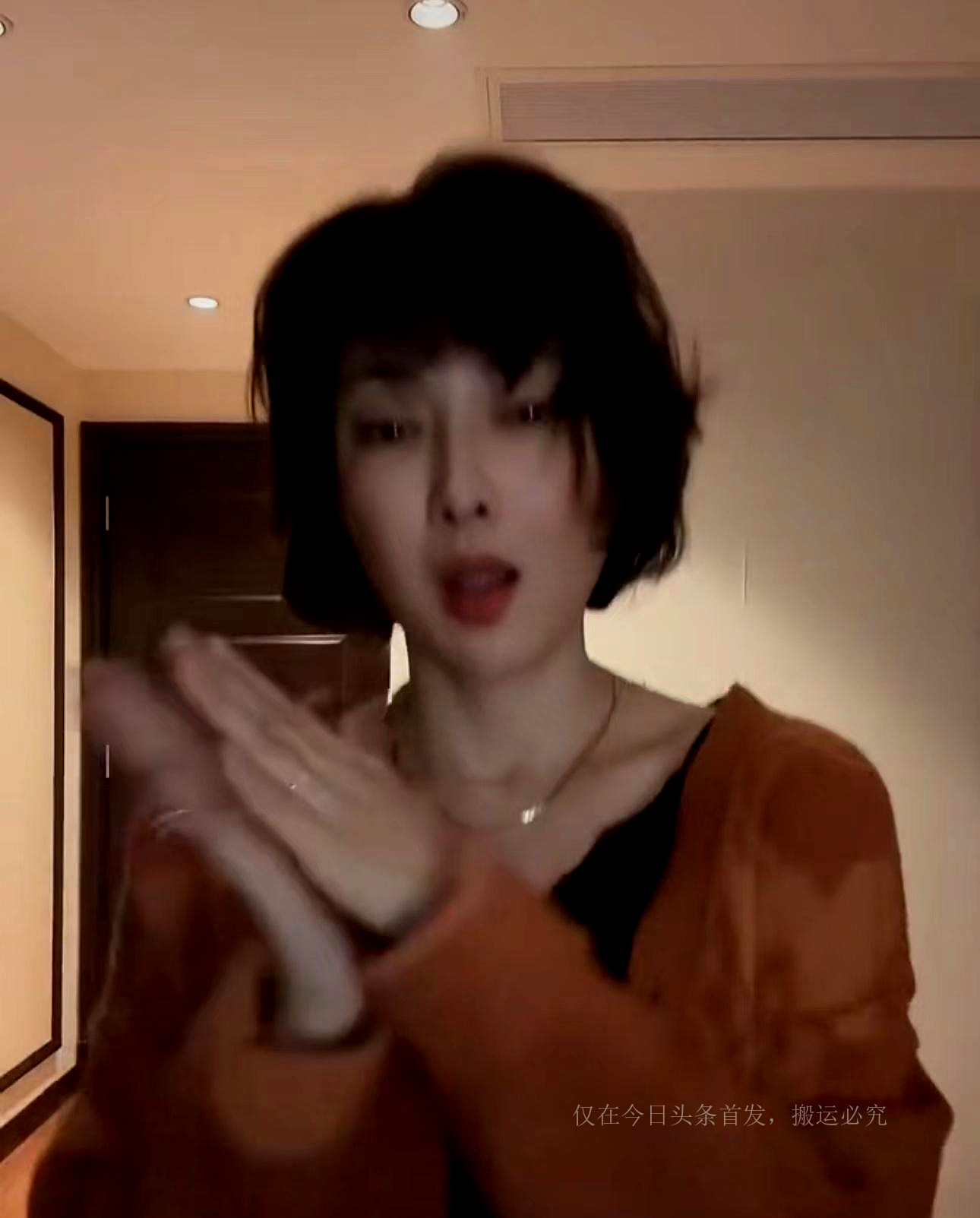 49-year-old Niu Li was once again involved in the plastic surgery ...