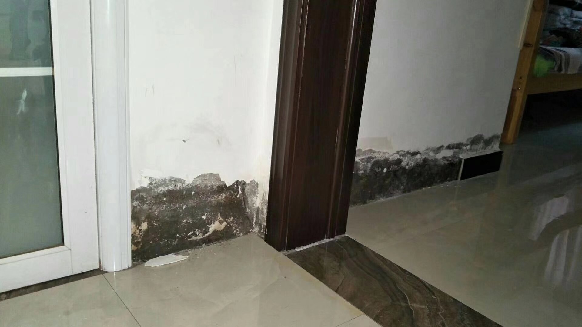 Causes and treatment methods of alkali return on the walls of benchmark