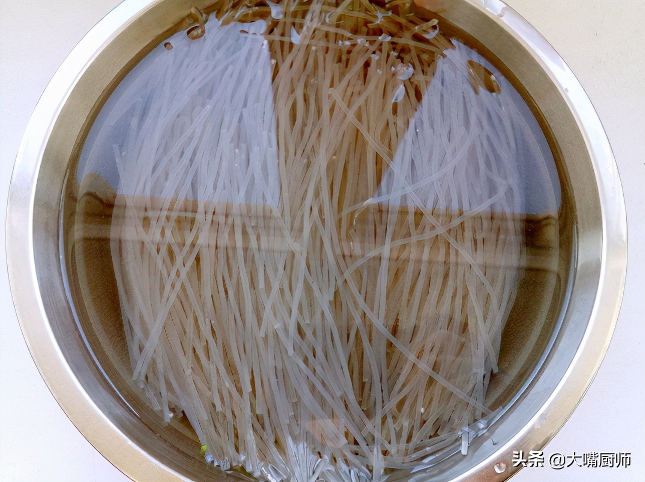 Fried vermicelli is very simple, teach you 3 tips, the vermicelli is not lumpy, not broken, non