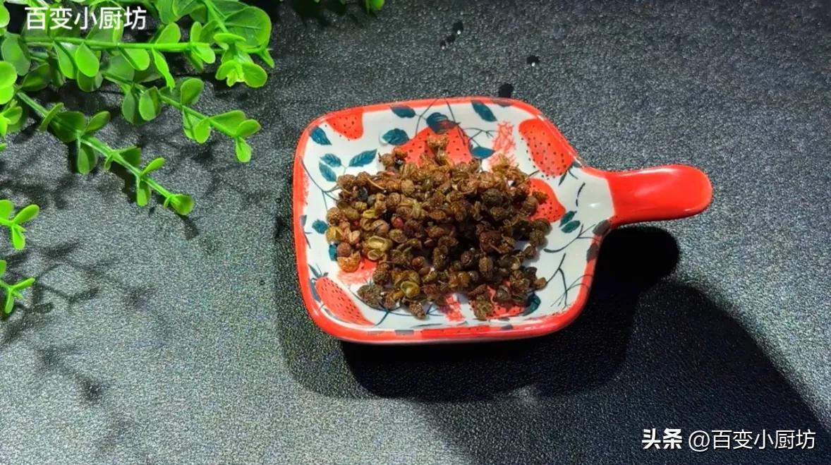 Stirfry the peppercorns in a pan, the effect is too powerful, my