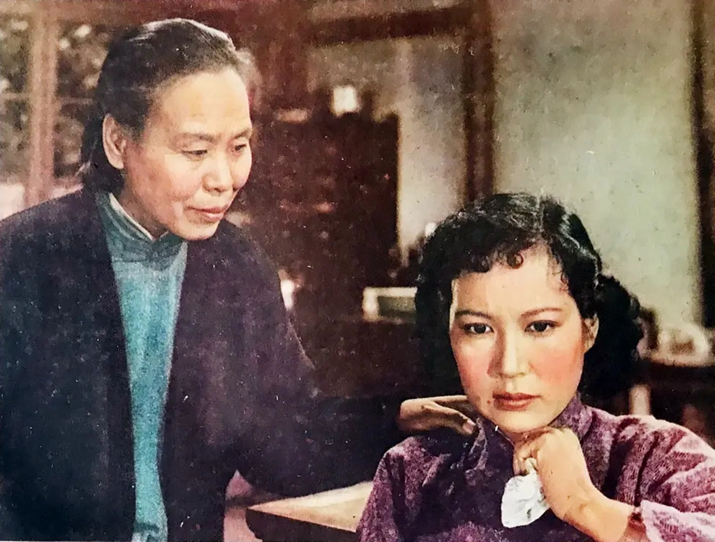 In the old movie of the Shanghai Film Studio in the 1950s, the female ...