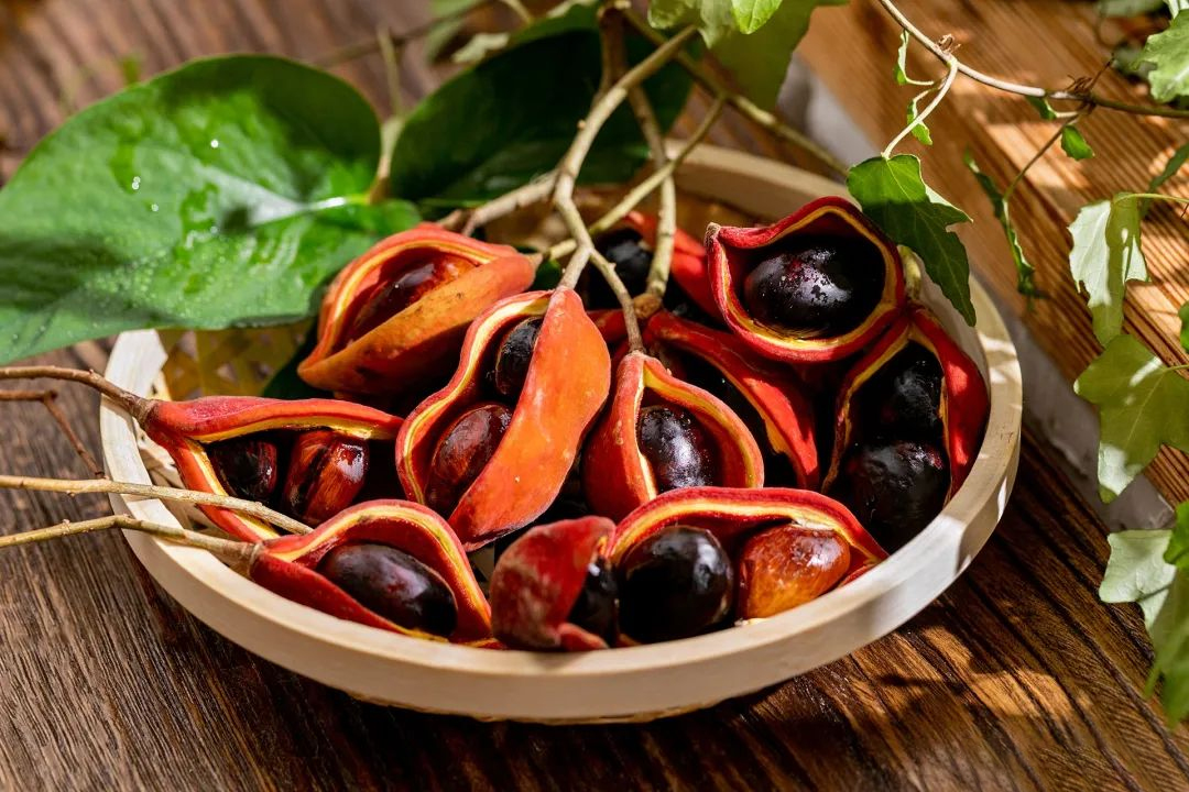 The water hyacinth is ripe, soft, waxy and sweet. Braised chicken with