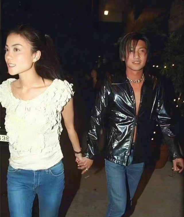 After a lapse of 23 years, Faye Wong and Nicholas Tse hold hands again sweetly, and it is still After a lapse of 23 years, Faye Wong and Nicholas Tse hold hands again sweetly, and it is still