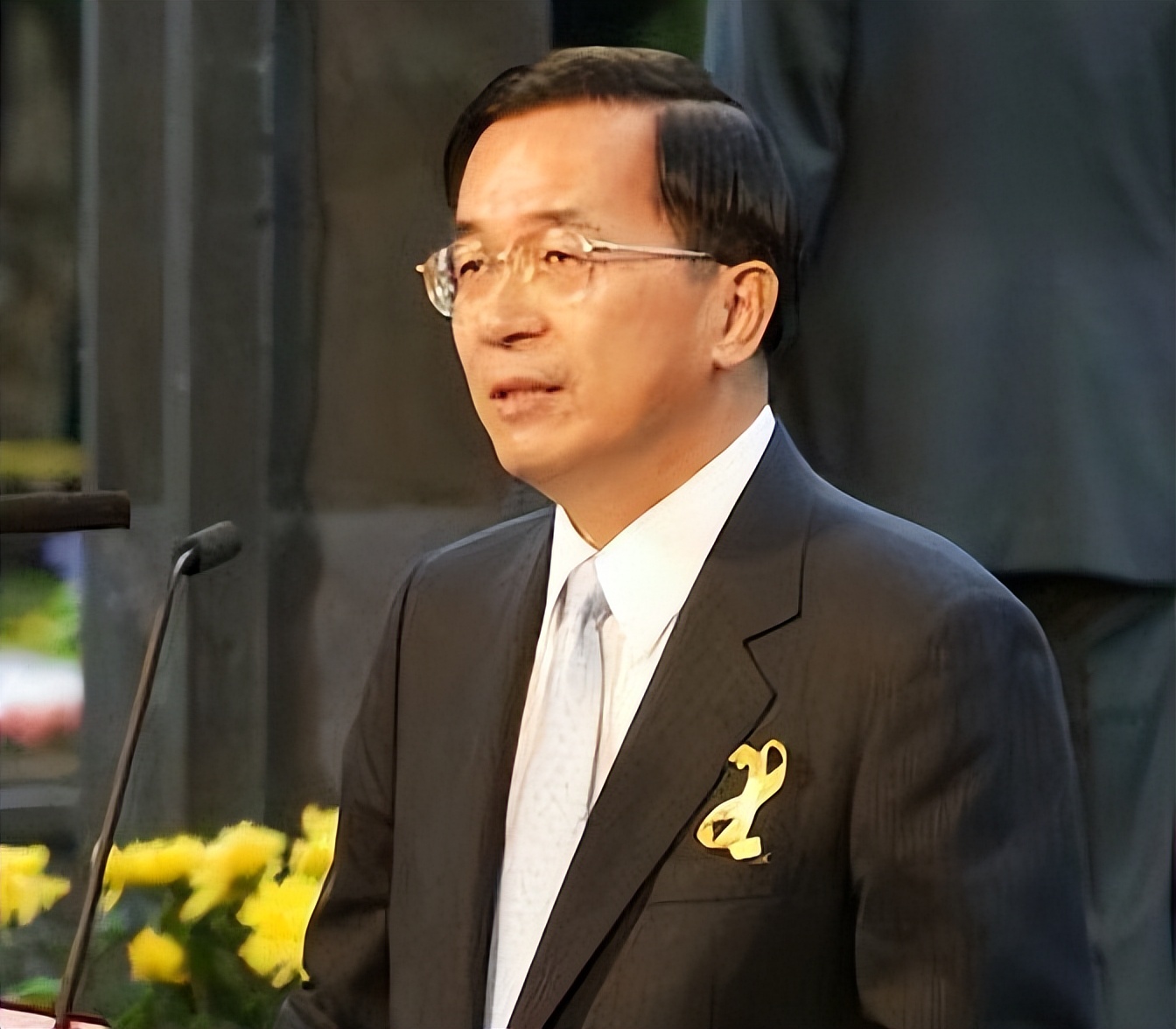 With a donation of 3 billion to deal with the mainland, why did the