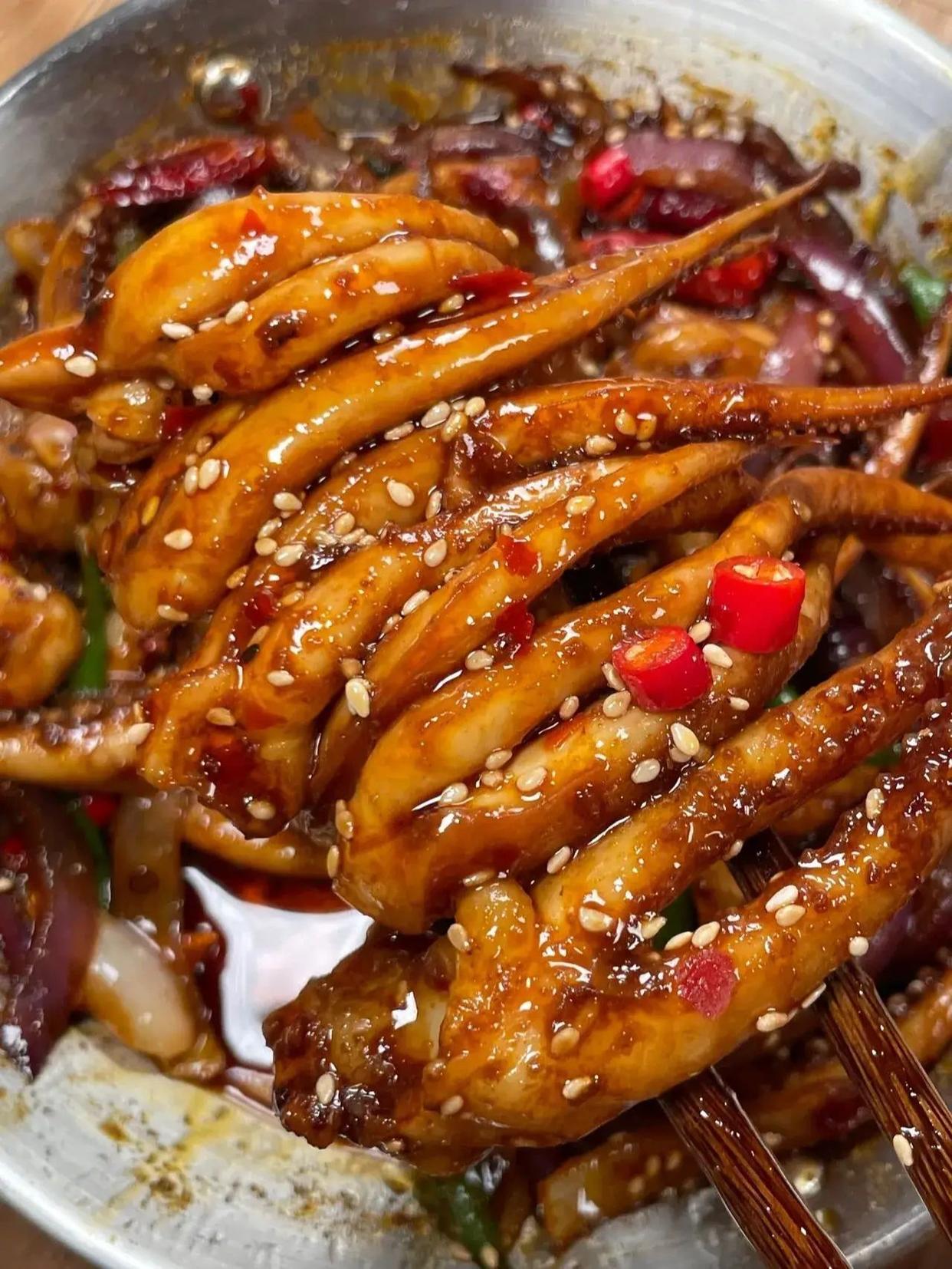 The stir-fried spicy squid made in this way is neither old nor hard nor