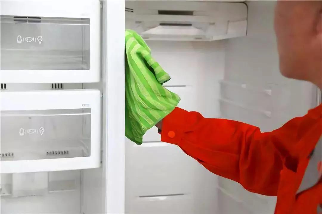 Is the refrigerator seal moldy and still rubbing with water?Learn to do