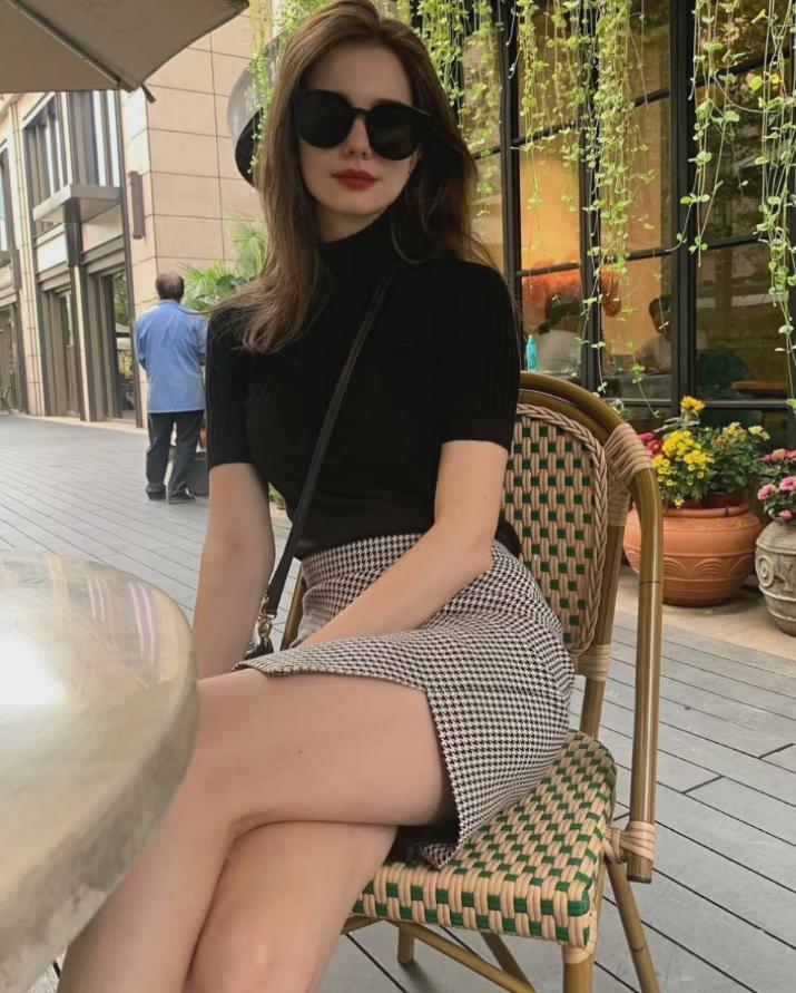 Russian fashion blogger Anastasia Cebulska looks like a sneaky princess