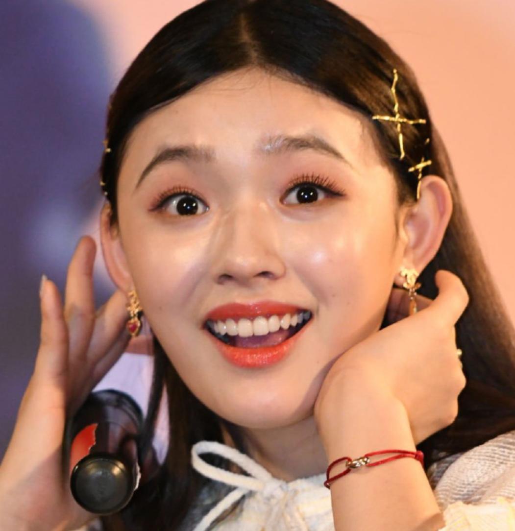 A female star with a pearshaped nose but still goodlooking Qiu Tian