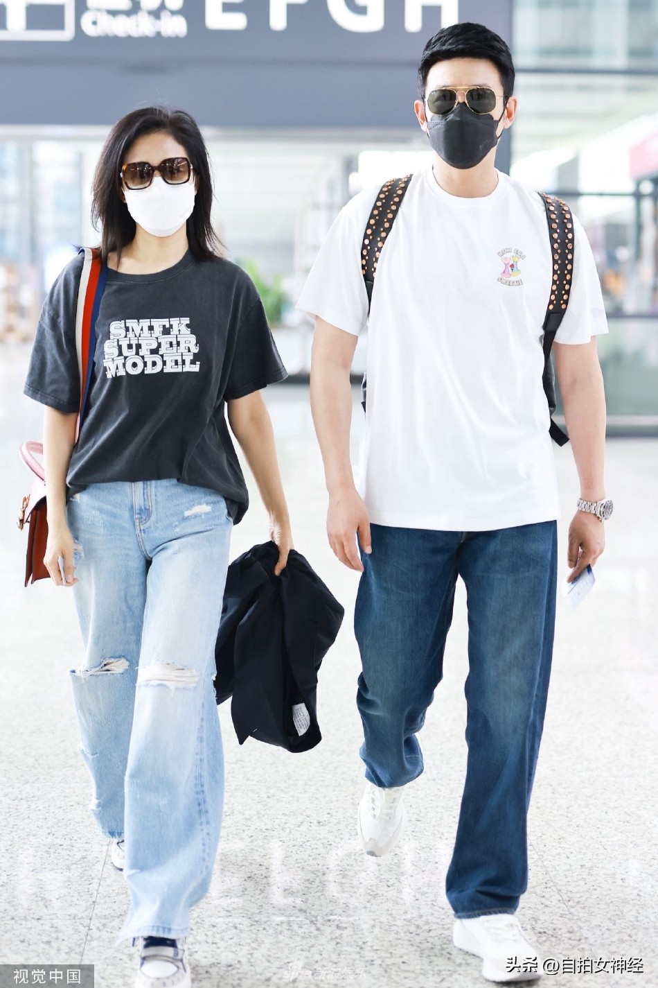 Lu Yi, Bao Lei and his wife appeared at the airport, wearing a black ...