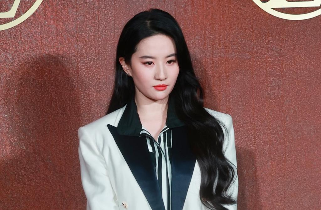 Liu Yifei refused to take a group photo while shopping, causing ...