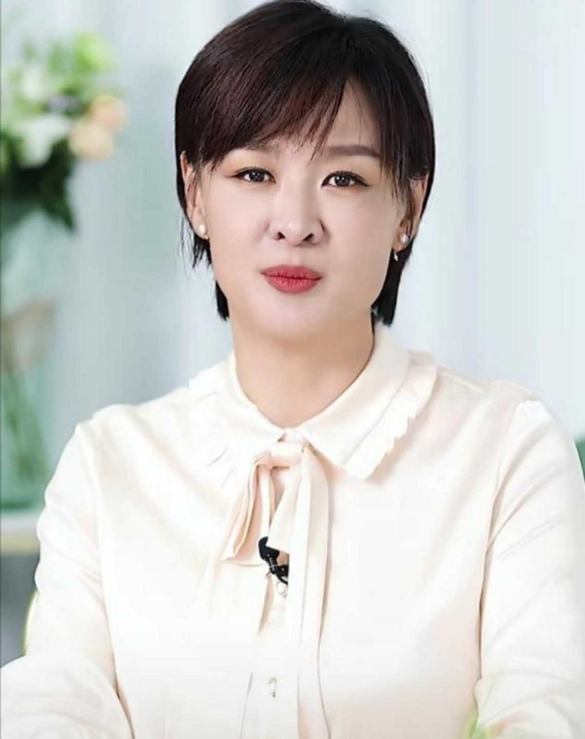 Former CCTV anchor Li Xiaomeng takes a photo with her bare face in good ...