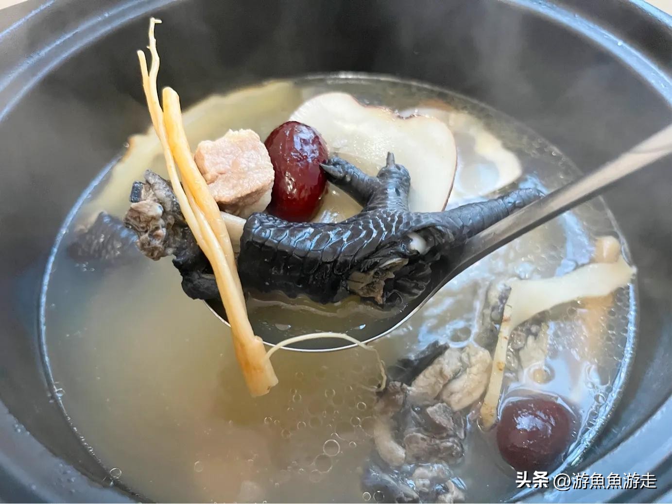 Seabed Coconut Blackbone Chicken Moisturizing Lung Soup, clears away