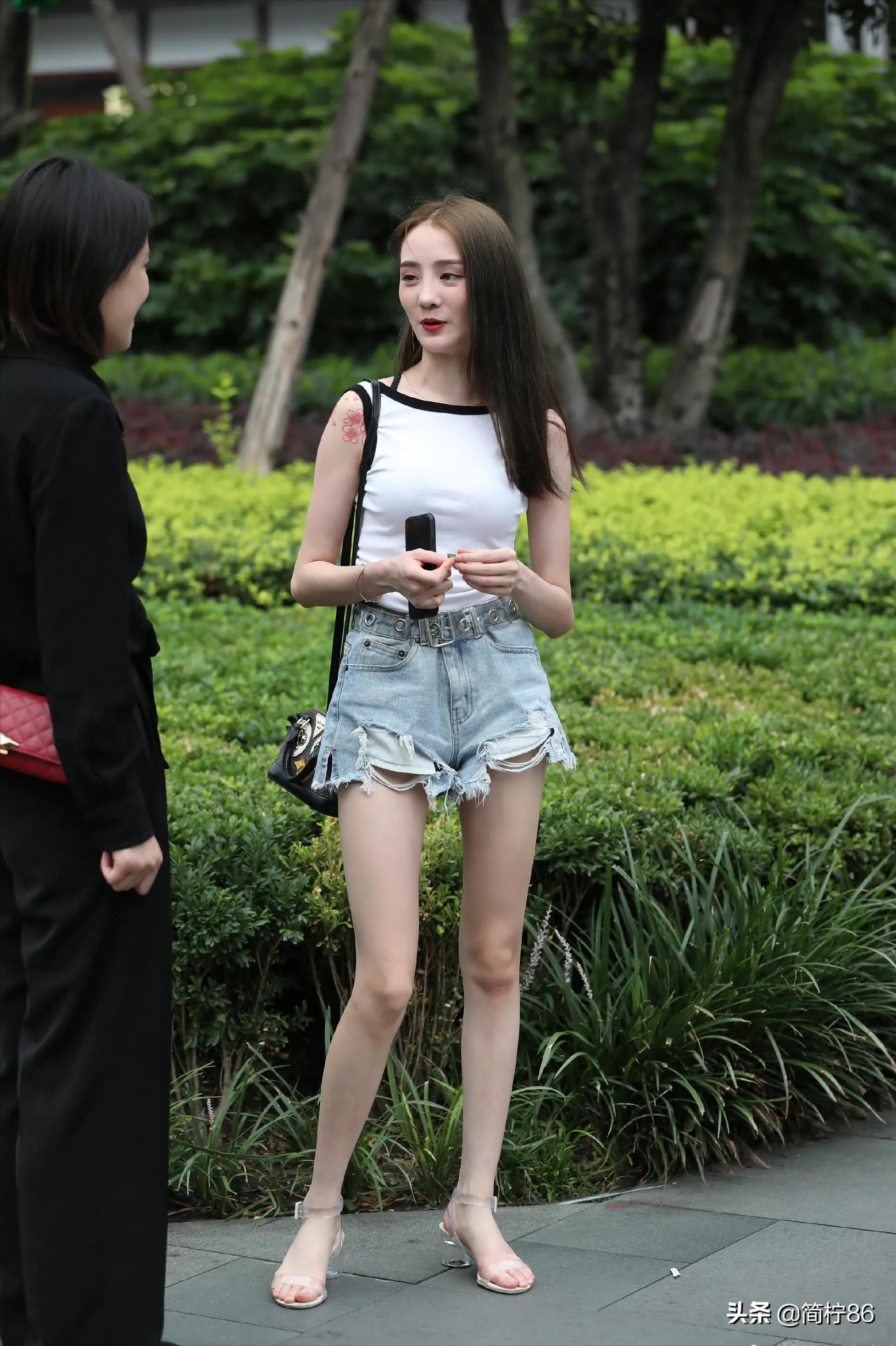 Street shooting goddess-level white vest, hot pants, beautiful lady ...