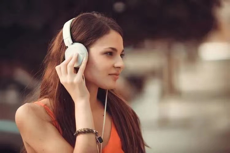 What are the dangers of wearing headphones for a long time? iNEWS