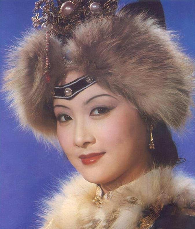 The 65-year-old Deng Jie is really aging gracefully, her dress is ...