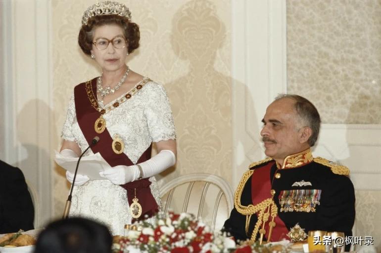 How much money does Queen Elizabeth II have?Where does her wealth come