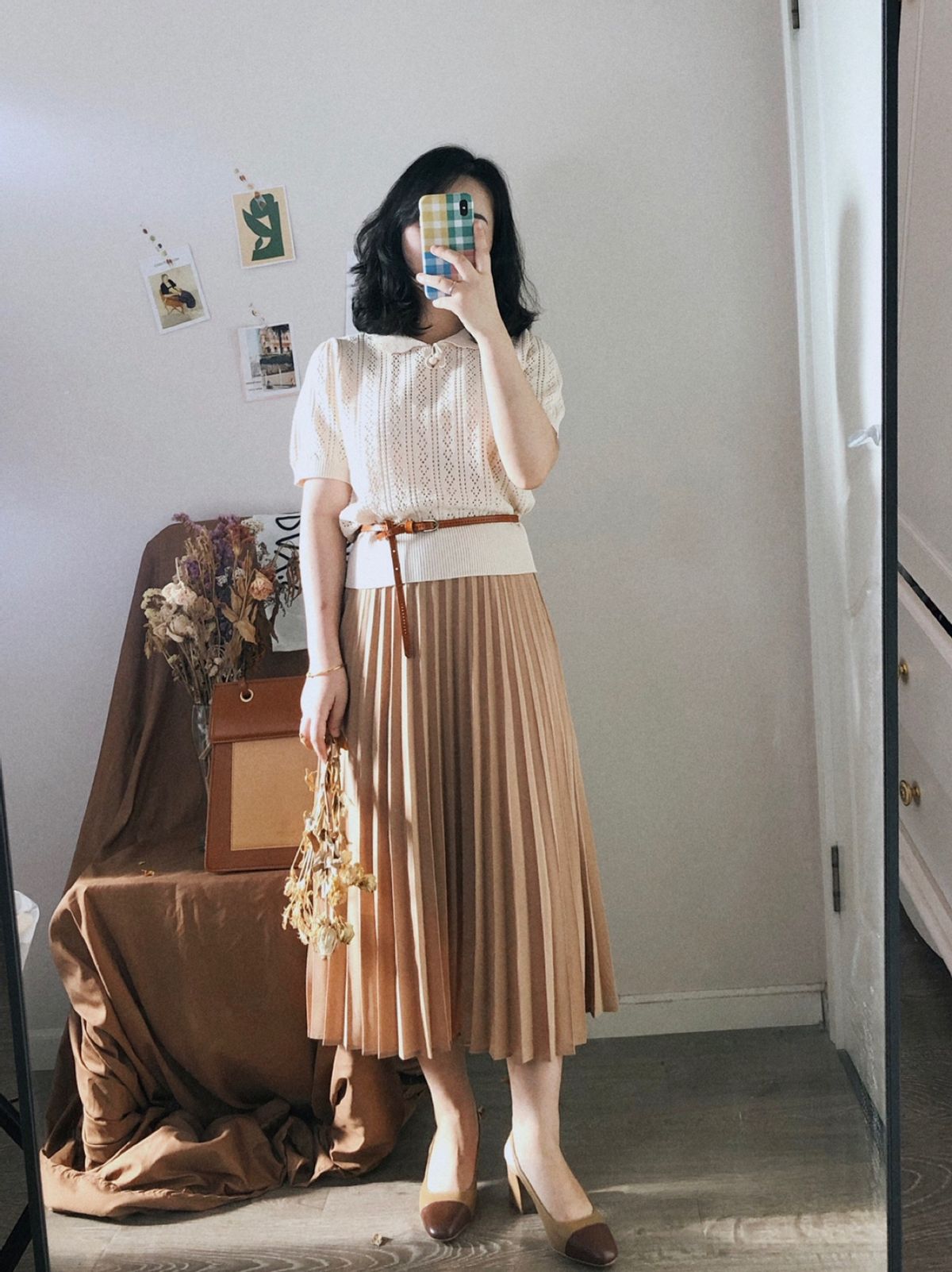 It is popular to wear milk tea color this summer, which is white and