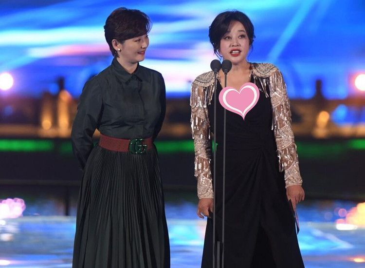 Seeing Xu Fan and Liu Xiaoqing on the same stage, I realized that women ...
