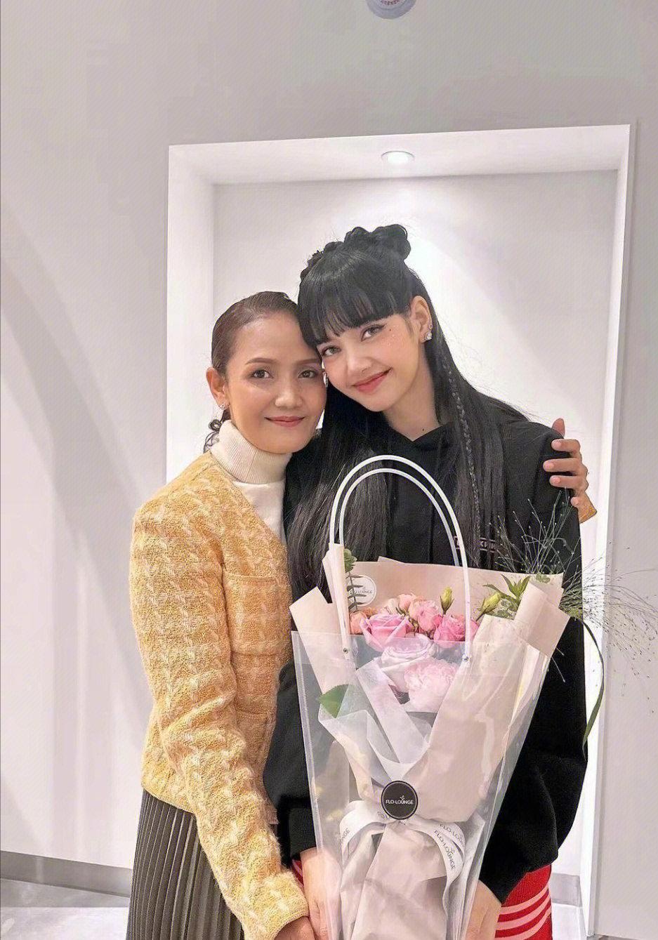 Lisa's mother went to South Korea to support her daughter's concert and ...