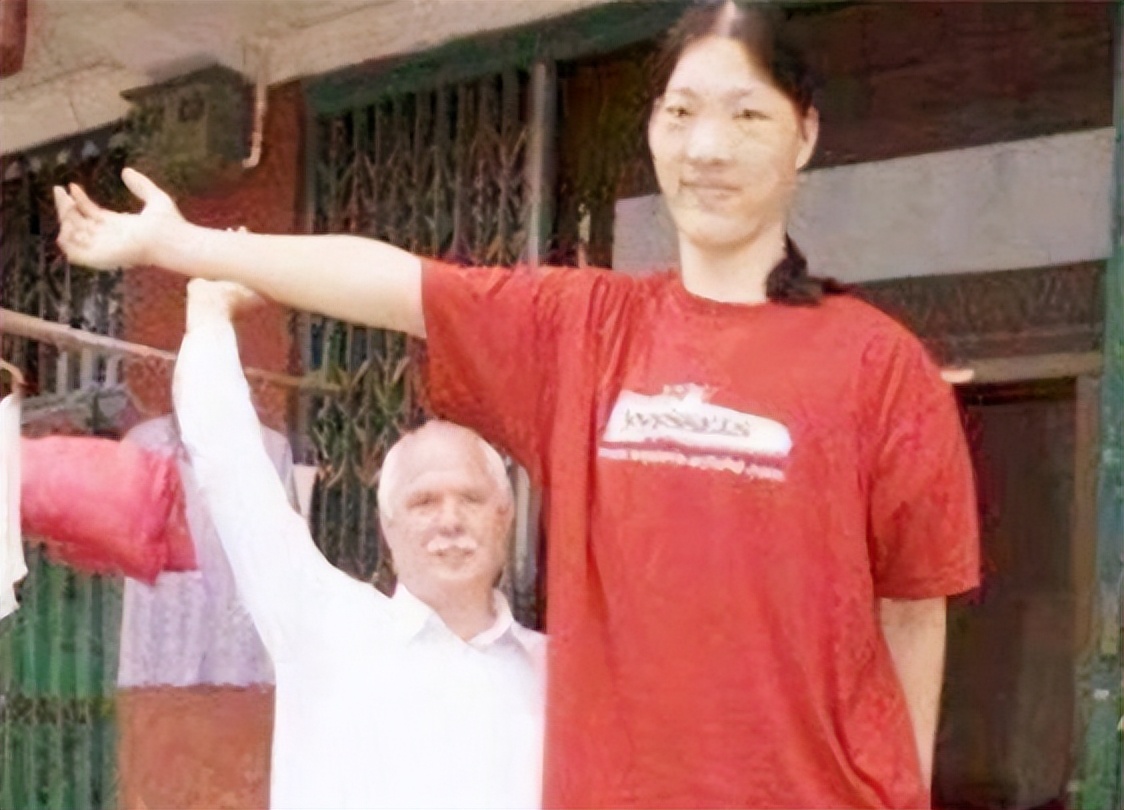 Guinness World Records on X: Zeng Jinlian is the tallest woman ever  recorded. She was born #OTD in 1964 and grew to a height of 246.3 cm (8 ft  1 in) before