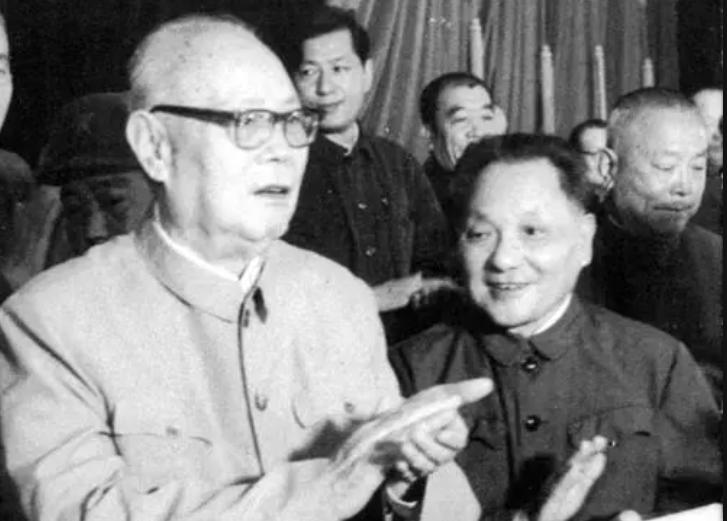 1990: 86-year-old Deng Xiaoping swept the tomb of his first wife for ...