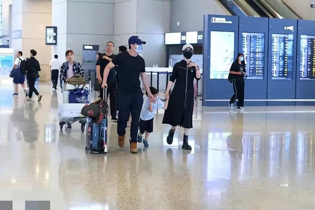 Wu Jing and Xie Nan showed up at the airport with his son, the family ...