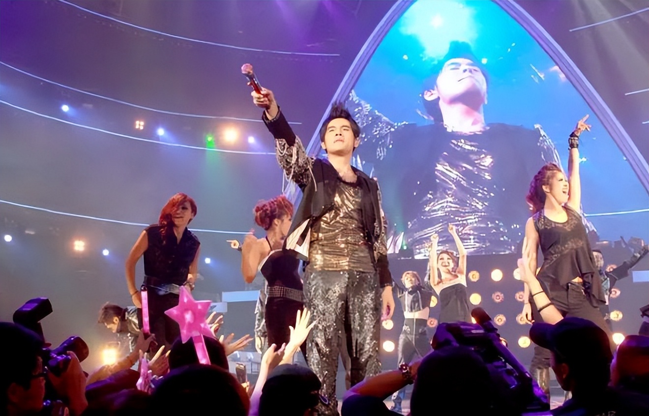 Yu Wenwen appeared at Jay Chou's concert, the two took a group photo ...