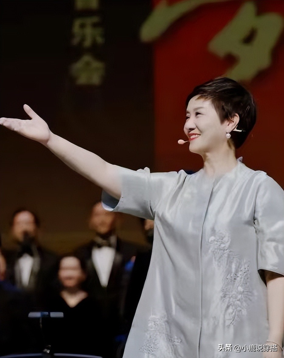 65-year-old Deng Jie is naturally aging too gracefully! Wearing simple ...