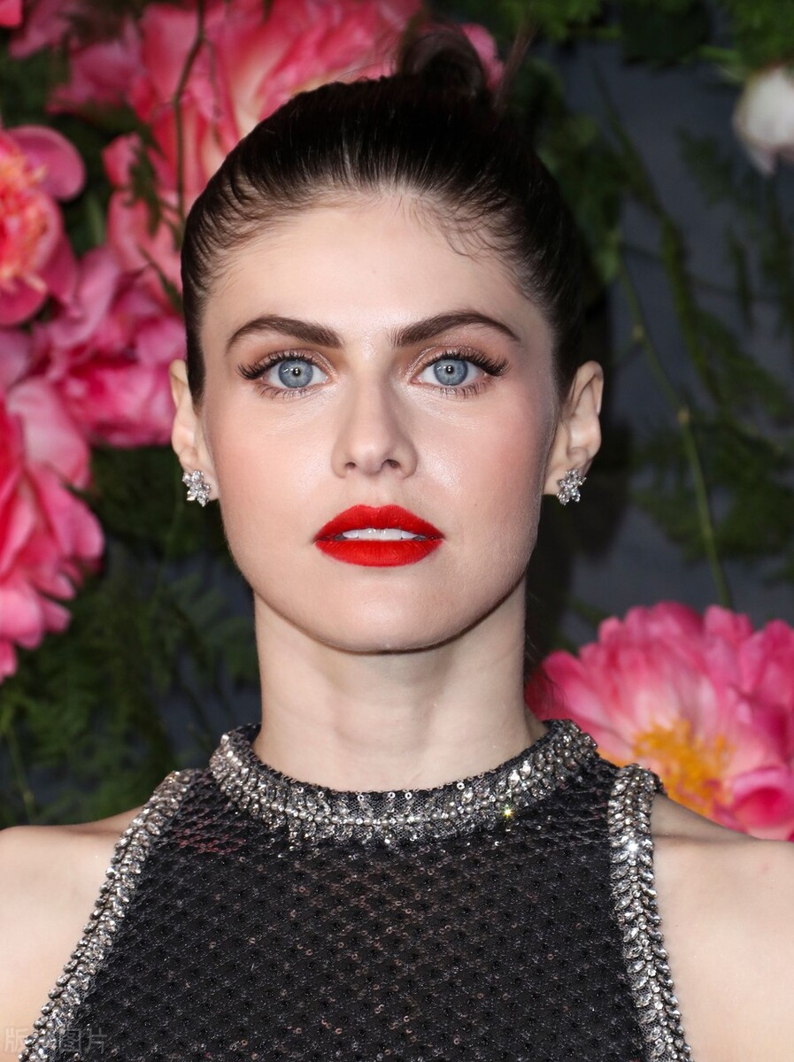 Alexandra Daddario sequin dress + diamond earrings exquisite fashion iNEWS
