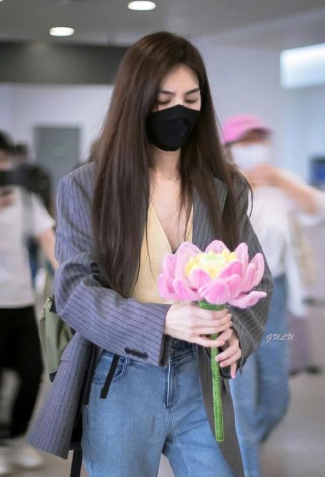 Ella Airport was given a "big lotus flower" by fans, all puzzled