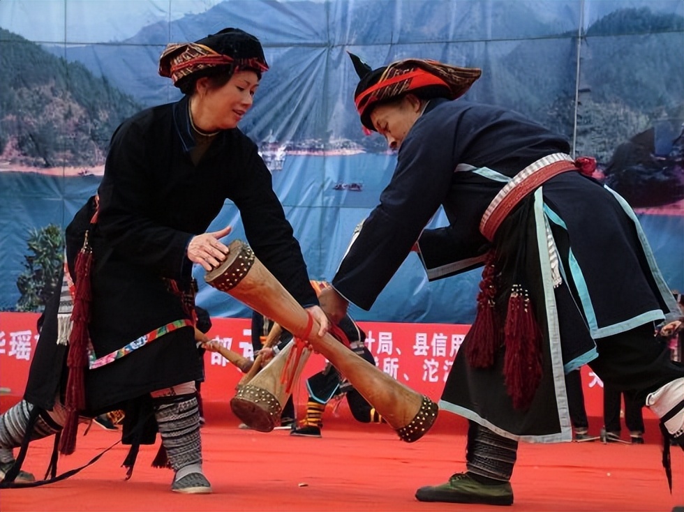 The production process of the long drum of the Yao nationality in ...