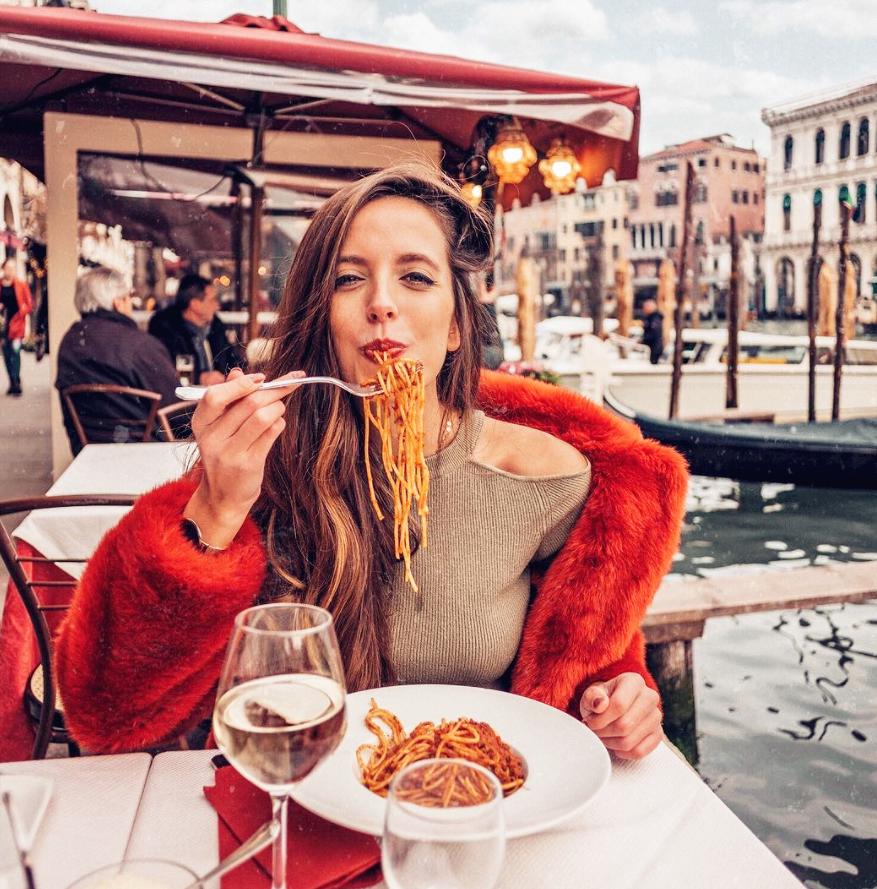 Spain's top blogger, likes to travel, loves bright colors, and ...