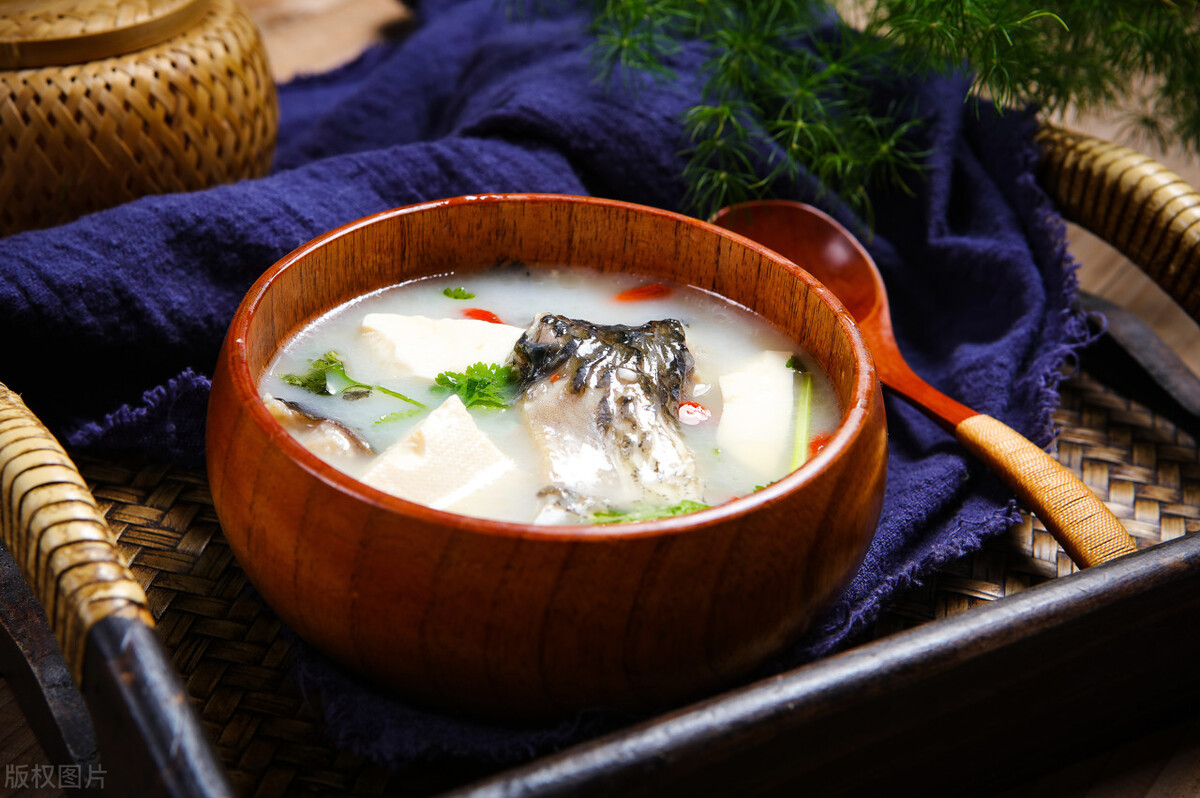 The crucian carp soup is not fishy at all, and it is still white with ...