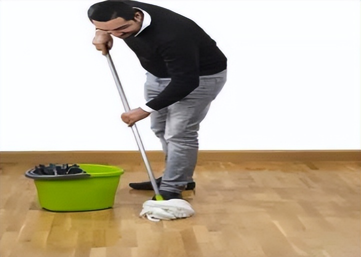 Mopping the floor only with water?No wonder mopping the floor every day