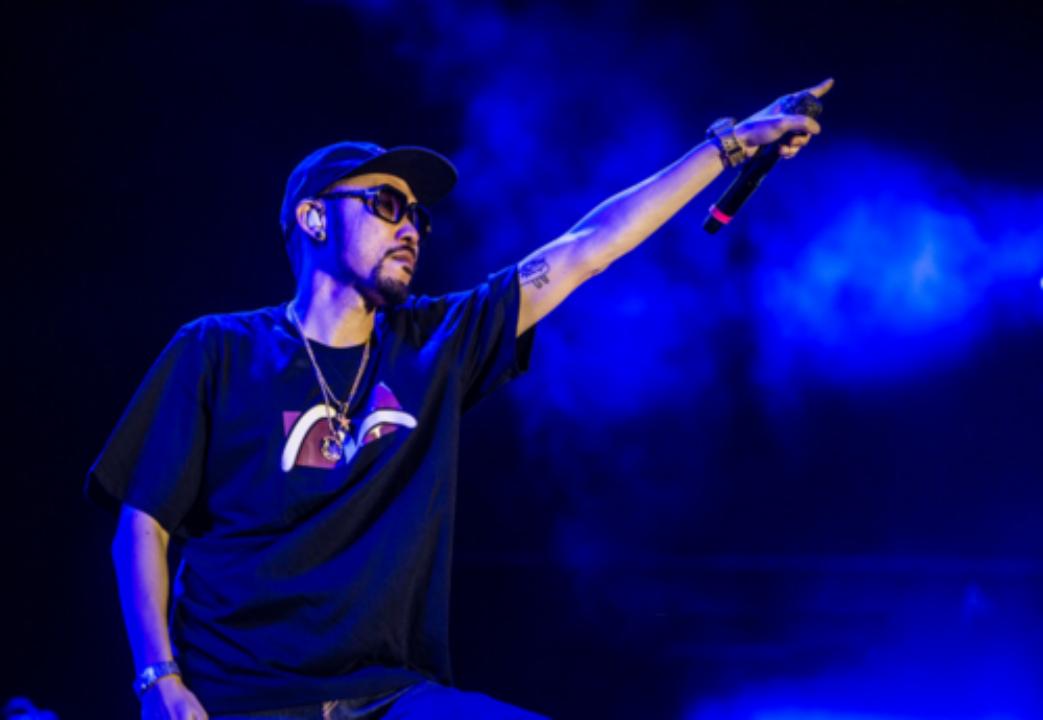 Bin Lin Raps Listening to songs for 1500 hours and replacing 4 headphones to collect ...