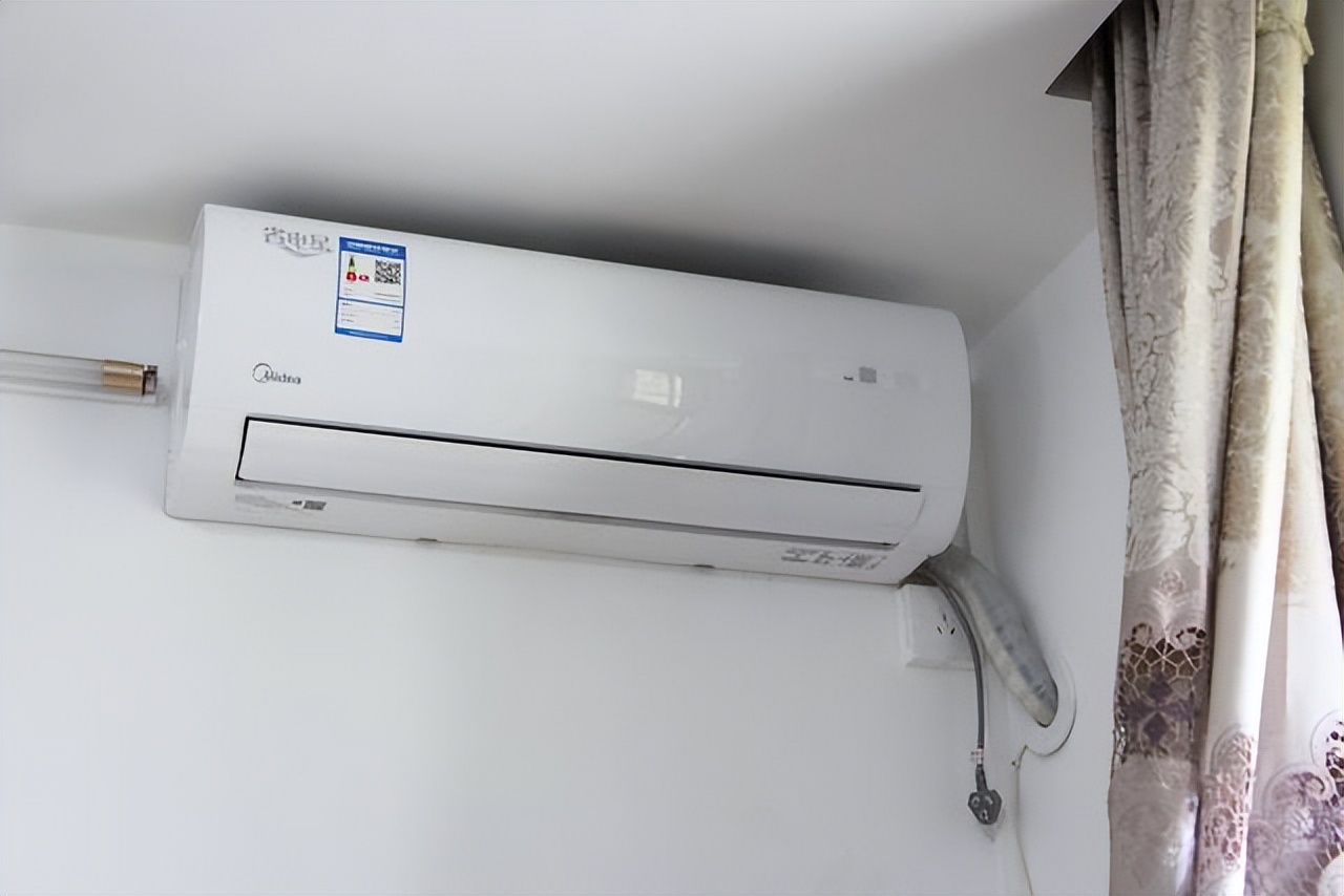 Is it a waste of electricity to turn on the air conditioner? No one