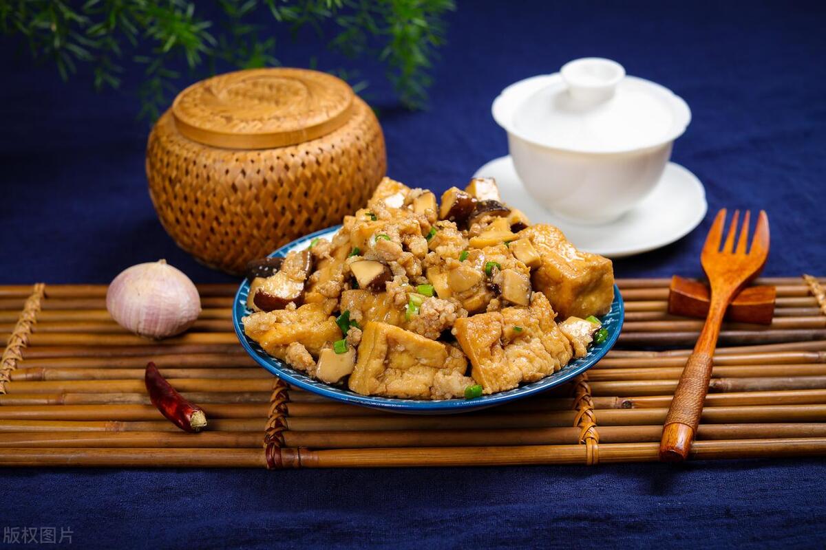 Simple and easy to make stewed tofu with mushrooms, delicious taste and ...