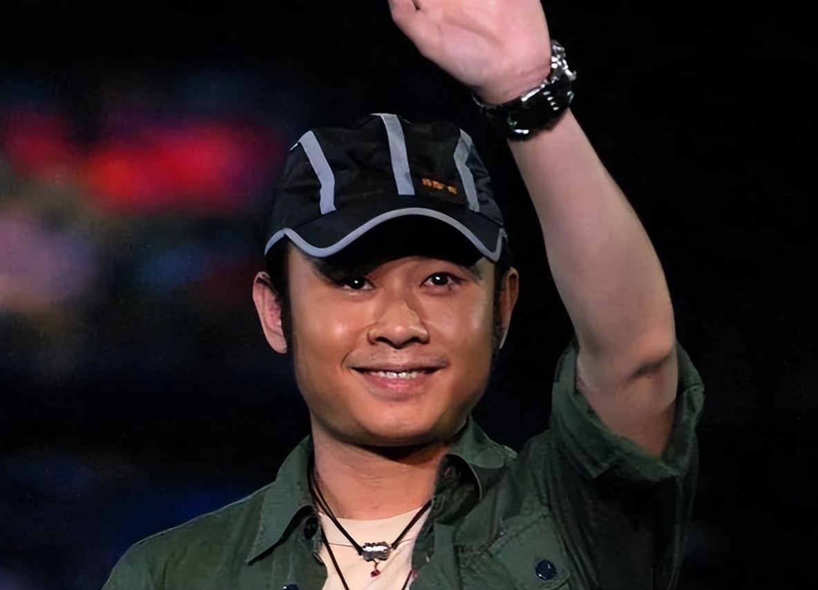 She is Dao Lang's exwife. She eloped with a wealthy businessman 40