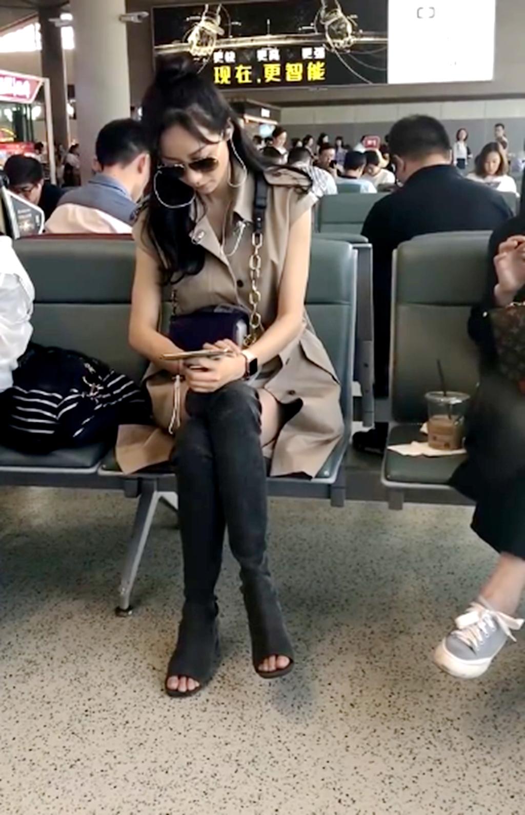 Han Xue rides the high-speed rail alone, with fashionable boots to ...