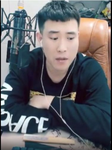 The female anchor is drying the house type underwater!The Internet ...