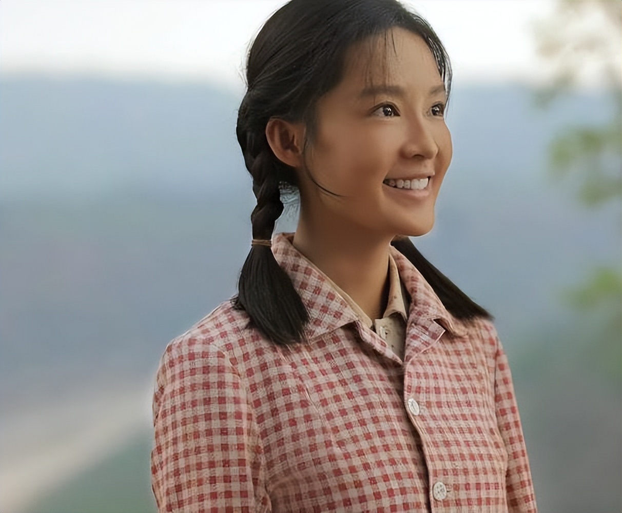 The same beauty plays a village girl. Comparing Li Qin with Gong Li ...