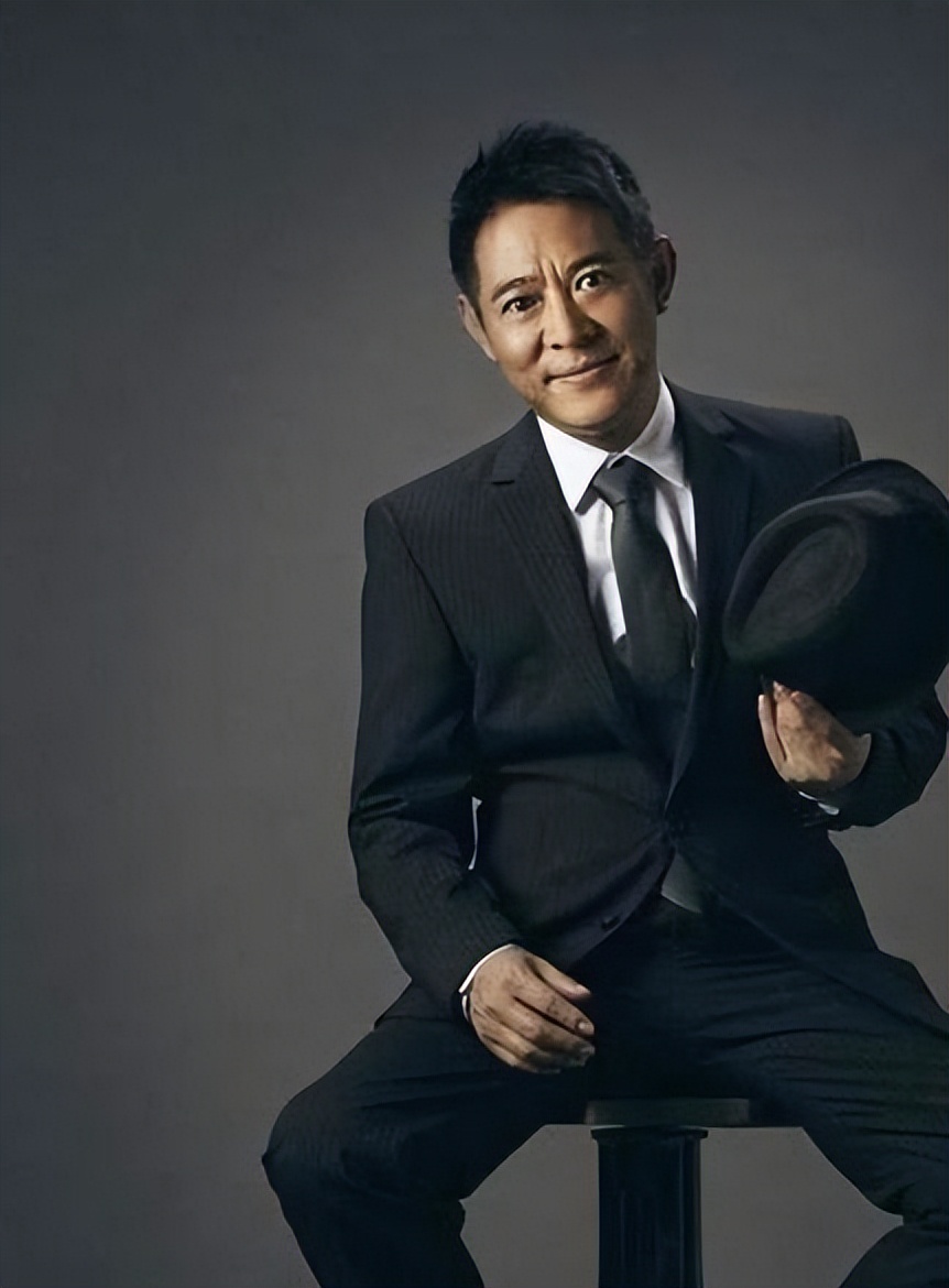 Jet Li Attire Jet Li posted a family photo, he and Li Zhi are old, and the two ...